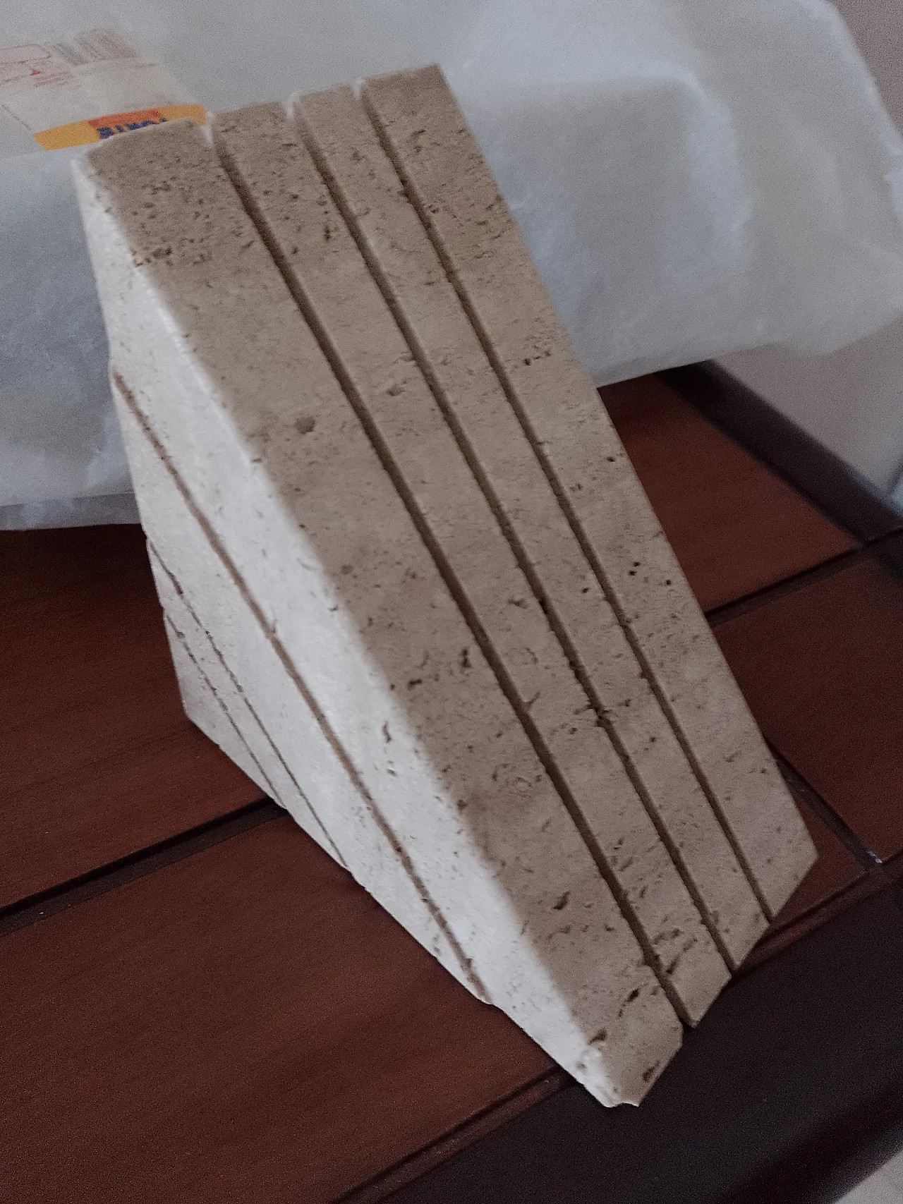 Reggilibri " Triangolo" in travertino, anni '70 3